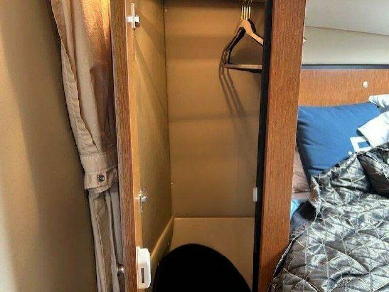 2004 Cruisers Yachts 340 Express