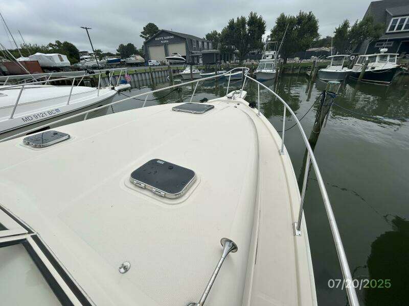 34' Mainship foredeck1