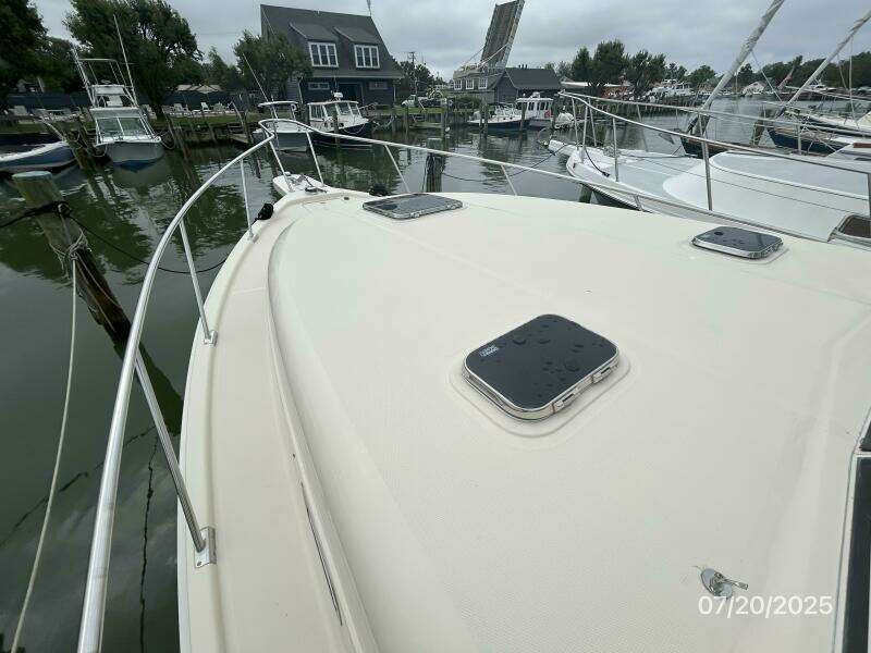 34' Mainship foredeck2