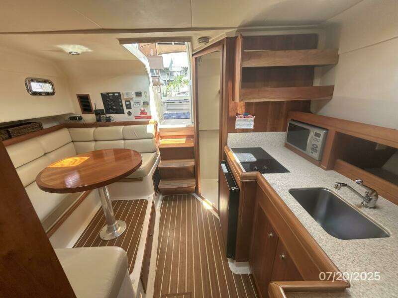 34' Mainship salon aft