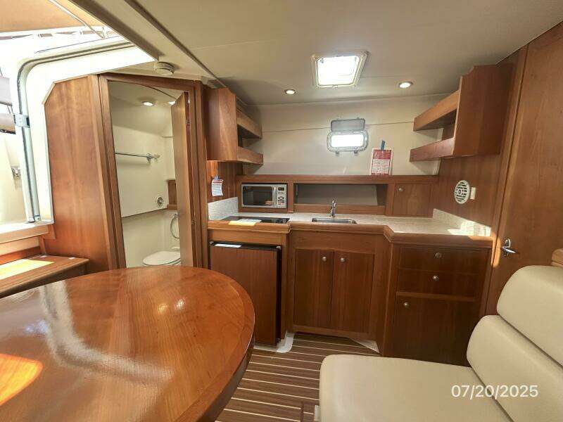 34' Mainship salon port