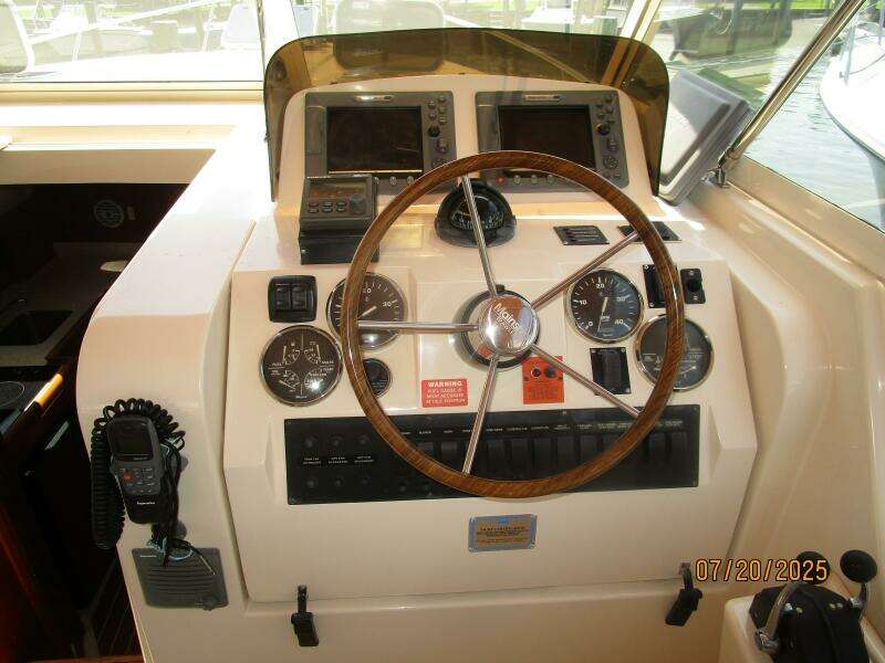 34' Mainship helm2