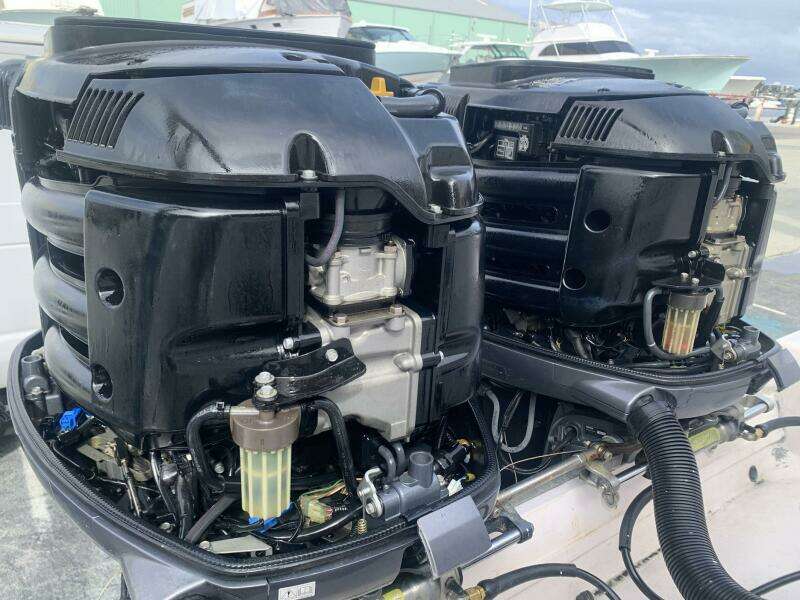 2000 Grady-White 306 Bimini