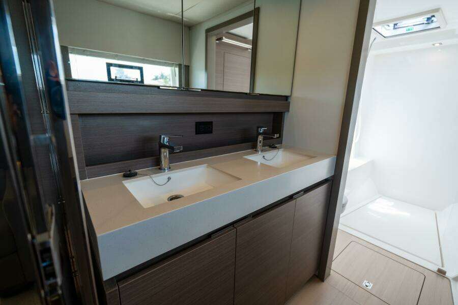 2020 Robertson & Caine Leopard 53PC