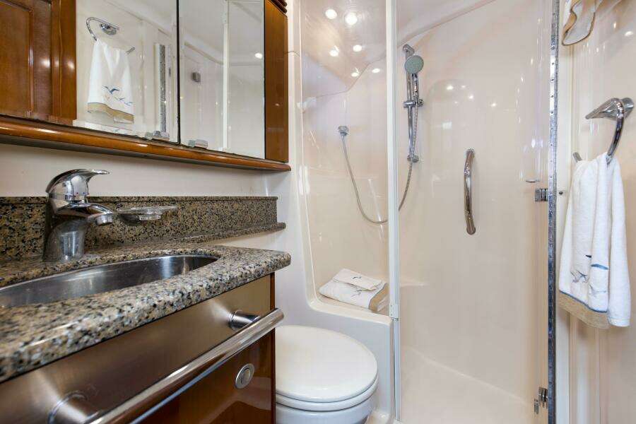 2007 52 Sea Ray Sedan Bridge Reel Destiny Head