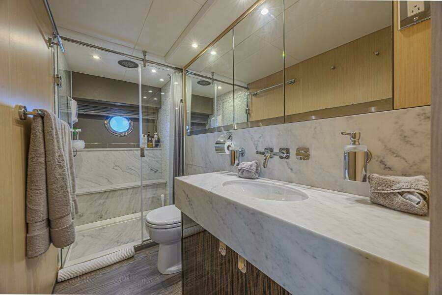 2017 Sunseeker 75 Yacht