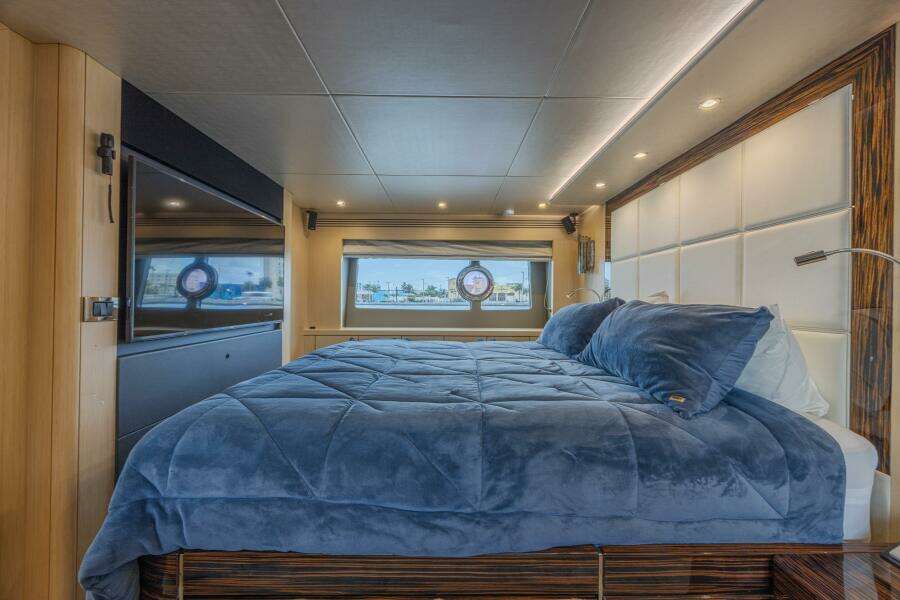 2017 Sunseeker 75 Yacht