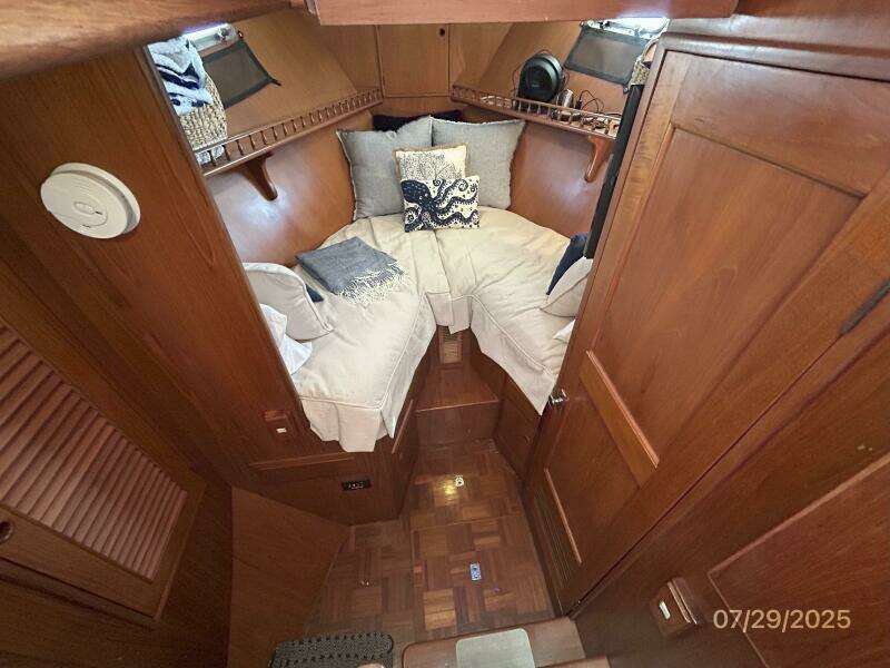 44' DeFever guest stateroom