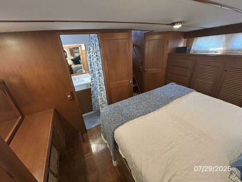 44' DeFever master stateroom forward2
