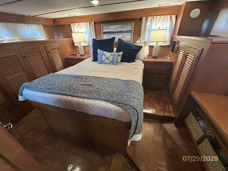 44' DeFever master stateroom2