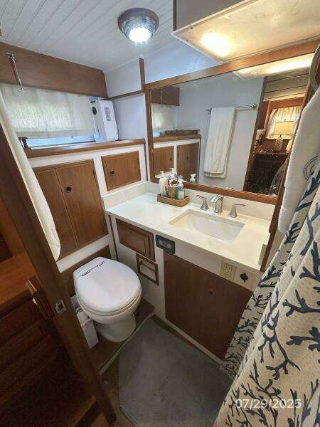 44' DeFever master stateroom head