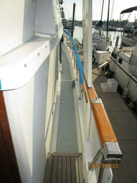 44' DeFever starboard side deck2