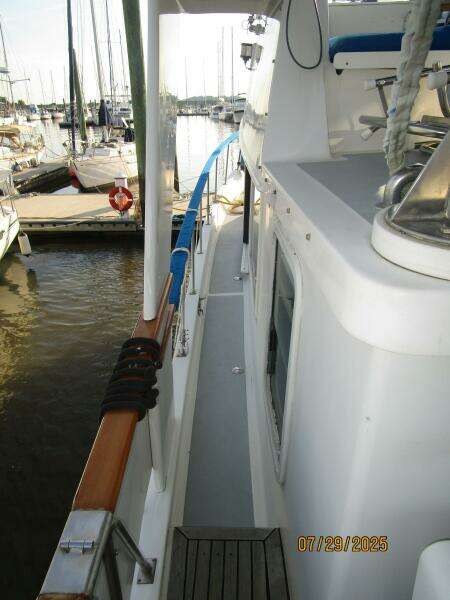 44' DeFever port side deck2