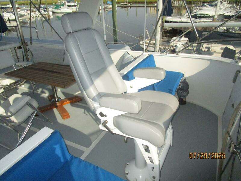 44' DeFever flybridge helmseat2