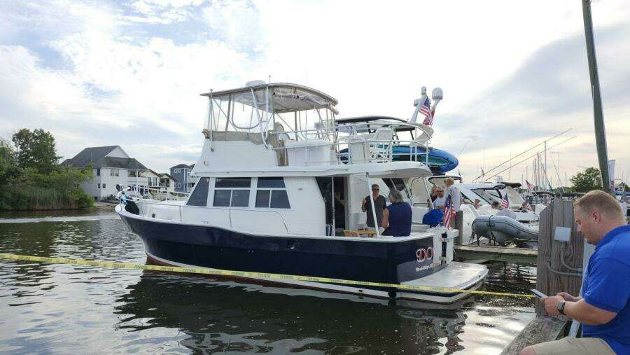 2000 Mainship 390