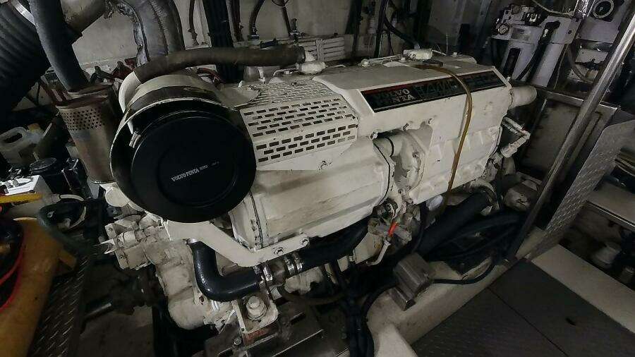 50 ft Ocean Alexander - Engine Room