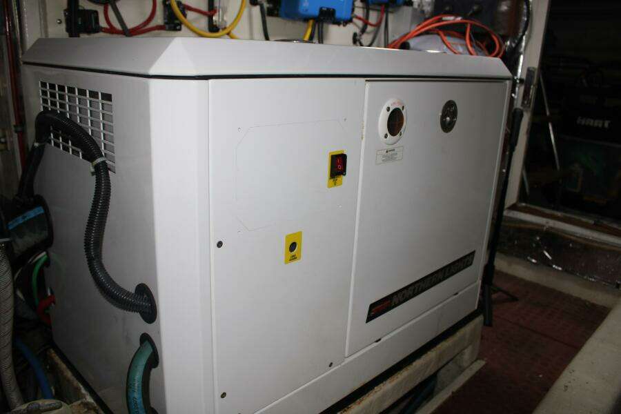 50 ft Ocean Alexander - Engine Room/Generator