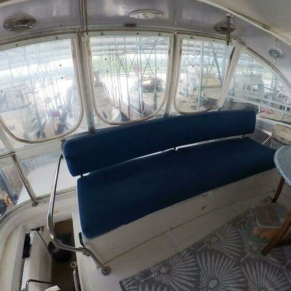 50 ft Ocean Alexander - Flybridge Bench Seating