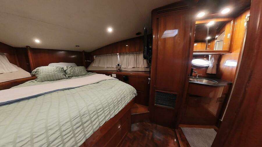 50 ft Ocean Alexander - Master Stateroom Starboard Side