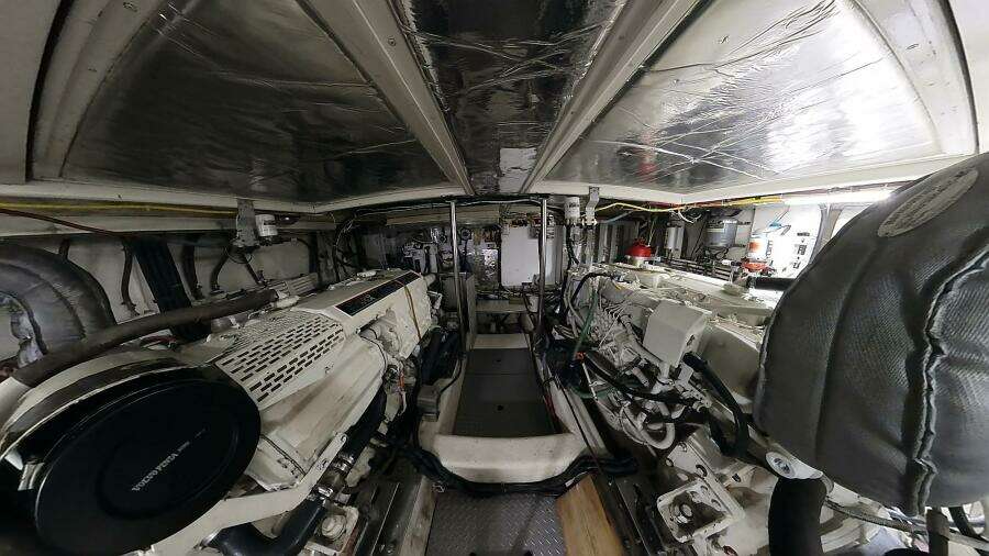 50 ft Ocean Alexander - Engine Room