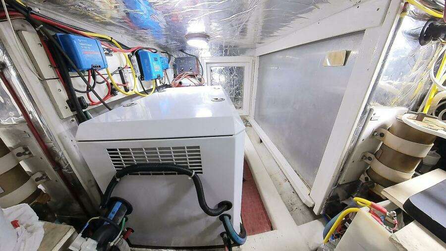 50 ft Ocean Alexander - Engine Room/Generator