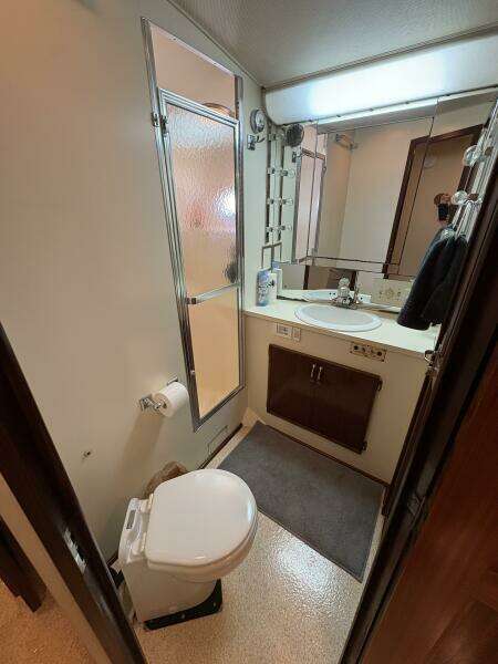 1985 Hatteras 60 Enclosed Bridge