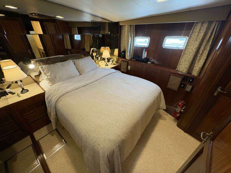 1985 Hatteras 60 Enclosed Bridge