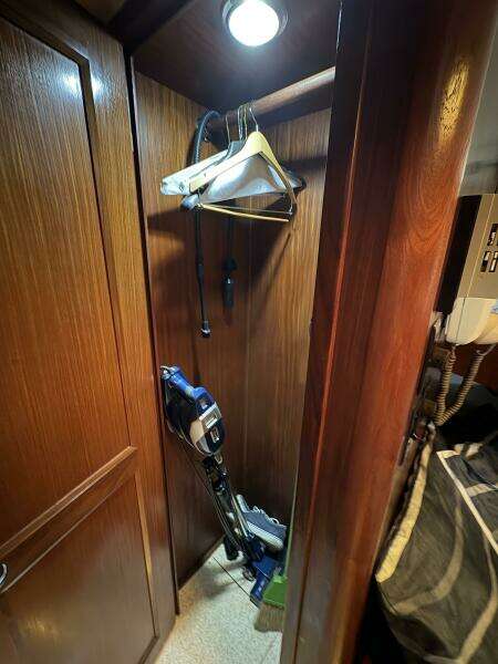 1985 Hatteras 60 Enclosed Bridge