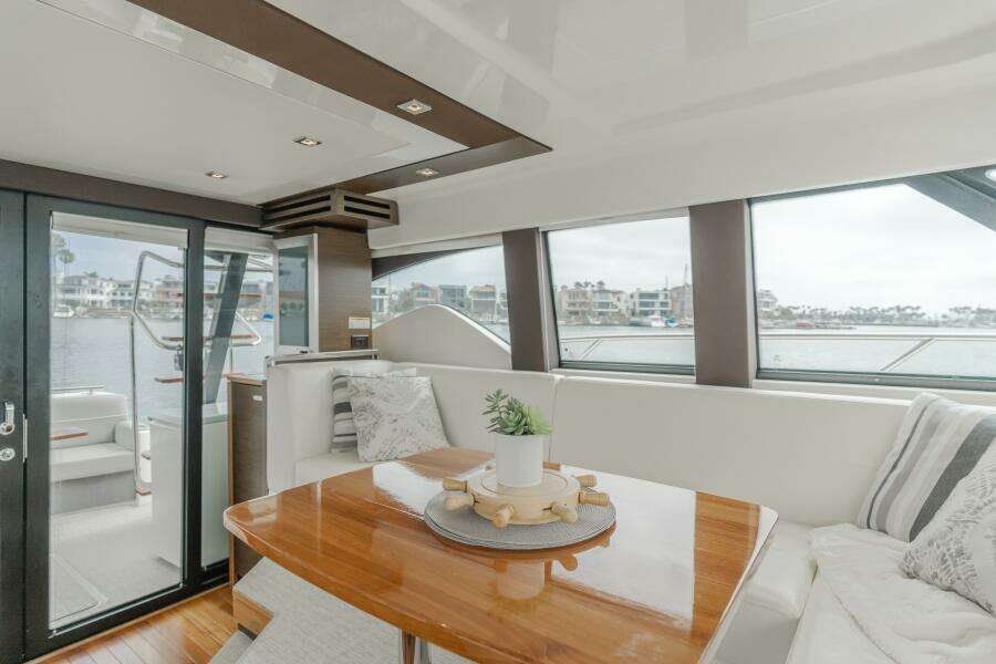 2018 Tiara Yachts F44 Flybridge