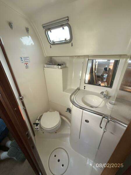 46' Beneteau aft head