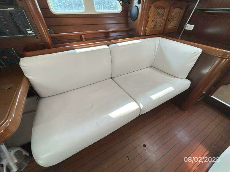 46' Beneteau salon port seating1