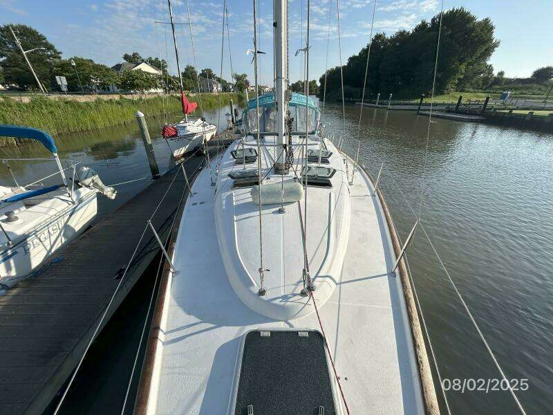 46' Beneteau foredeck aft