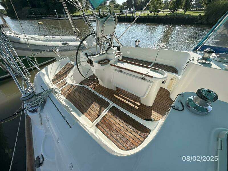 46' Beneteau cockpit2