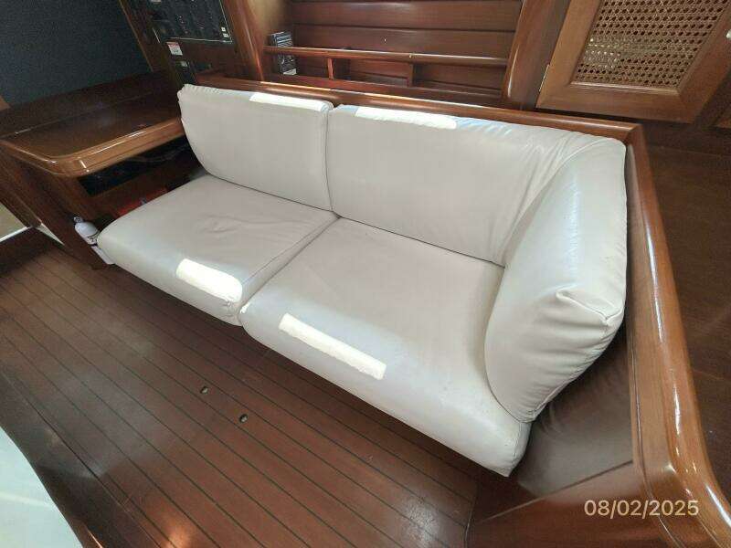 46' Beneteau salon port seating2