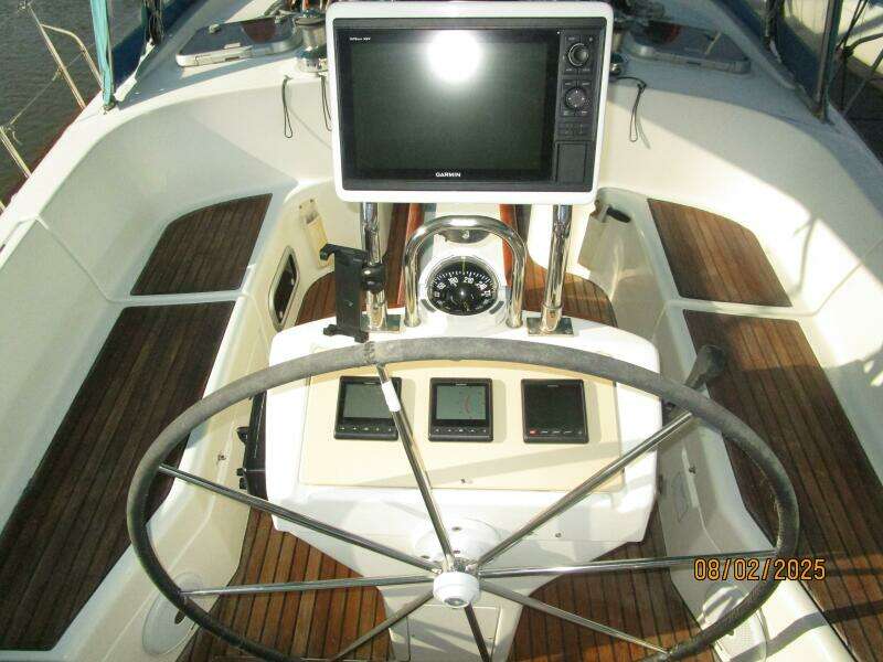 46' Beneteau cockpit helm