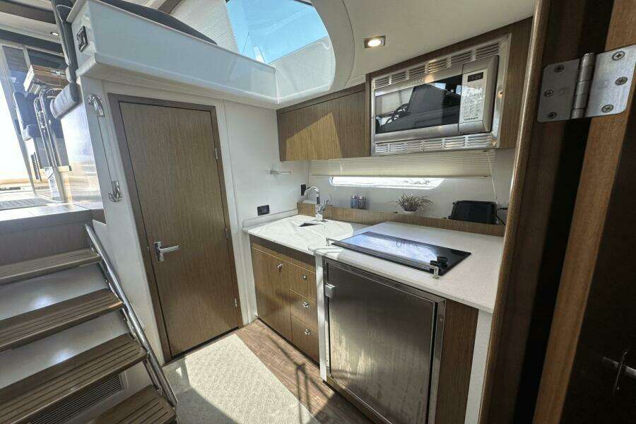 2016 Cruisers Yachts Cantius