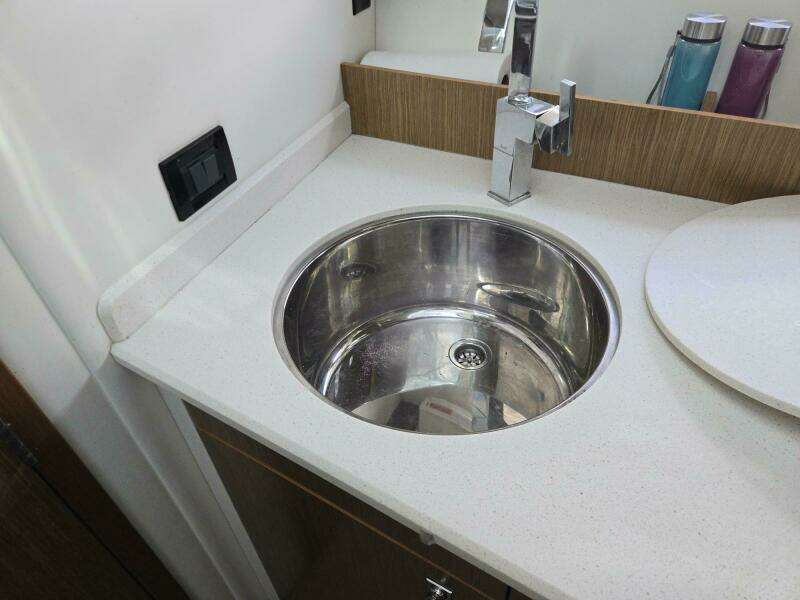 2016 Cruisers Yachts Cantius