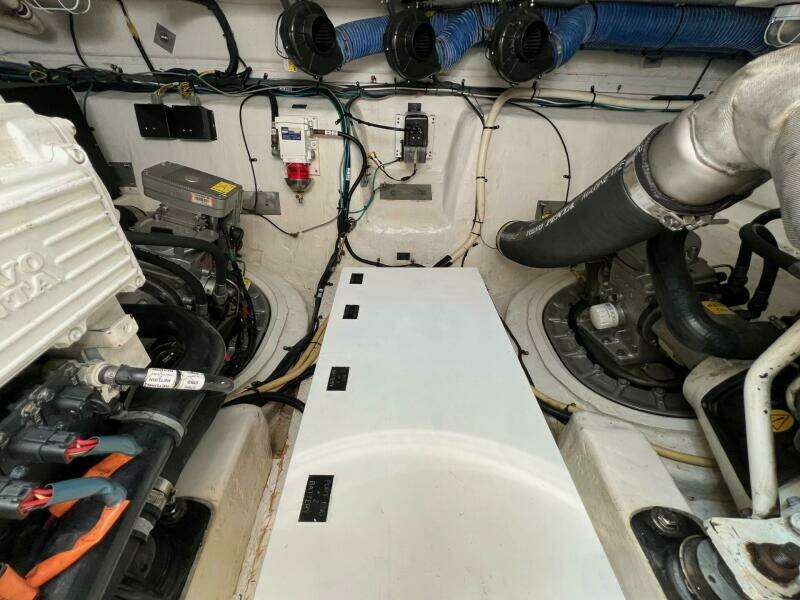 2016 Cruisers Yachts Cantius