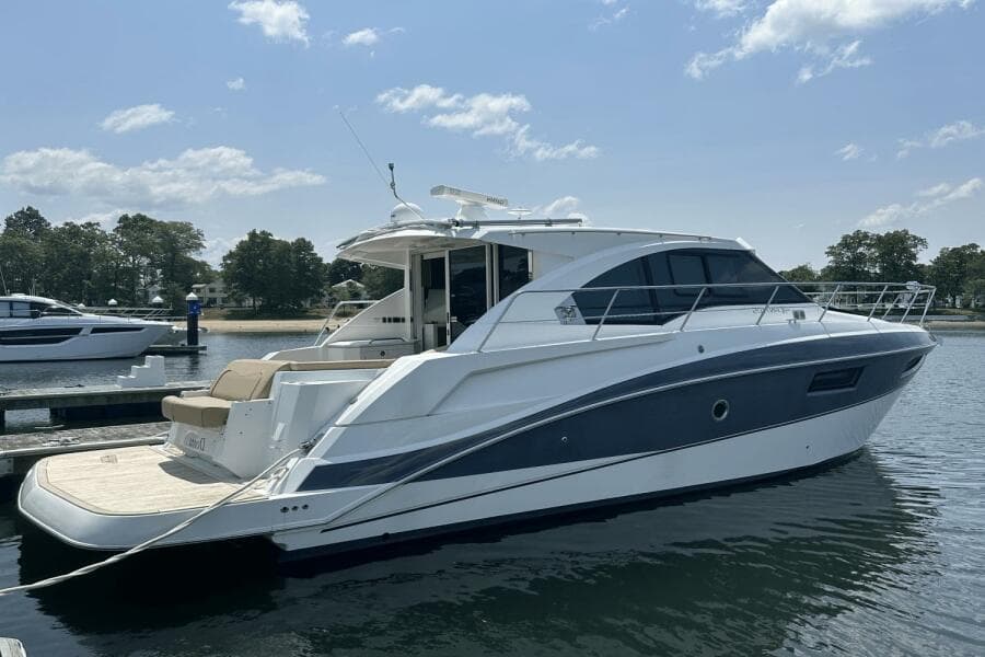 2016 Cruisers Yachts Cantius