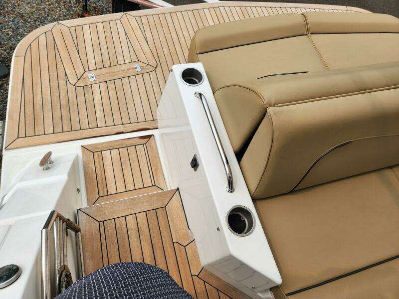 2016 Cruisers Yachts Cantius