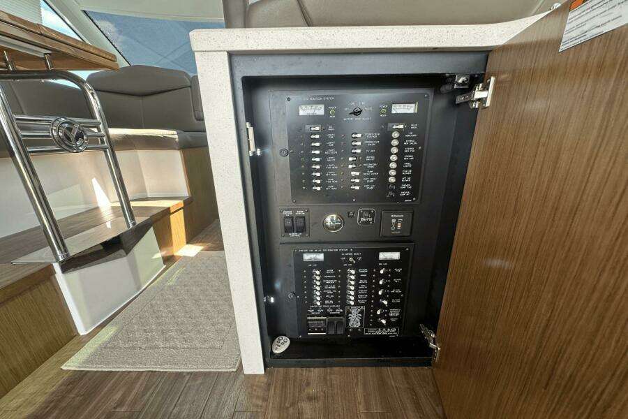 2016 Cruisers Yachts Cantius