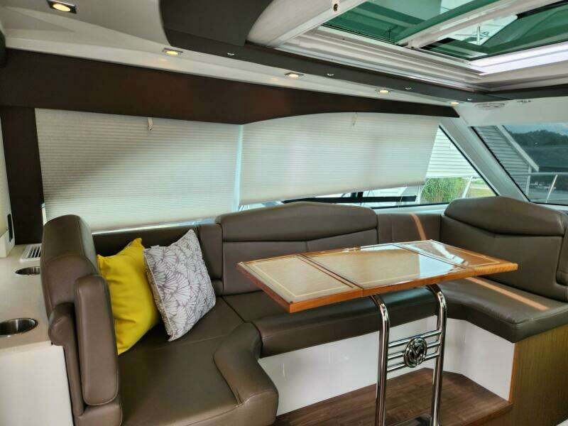 2016 Cruisers Yachts Cantius