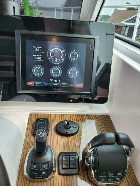 2016 Cruisers Yachts Cantius