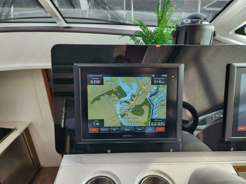 2016 Cruisers Yachts Cantius