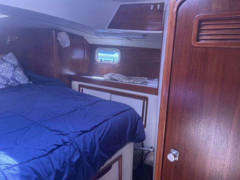 Mater Cabin Aft W Hanging Locker