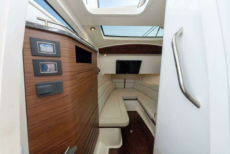 2019 Boston Whaler 350 EX Realm