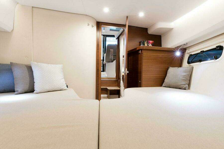 2025 Nimbus 305 Coupe