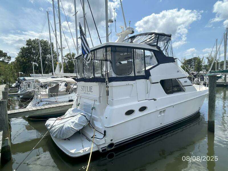 39' Silverton starboard aft profile