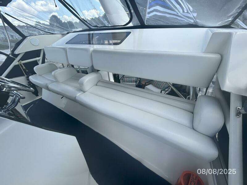 39' Silverton flybridge aft seating2