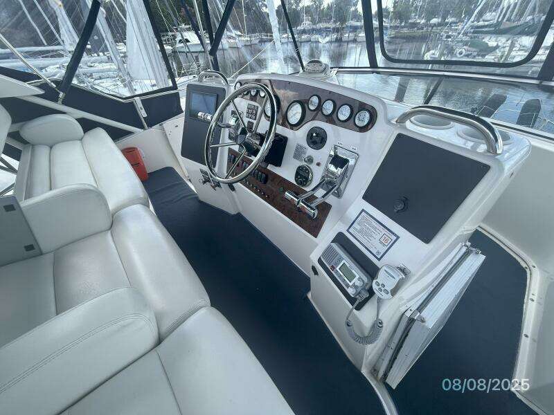 39' Silverton flybridge helm1